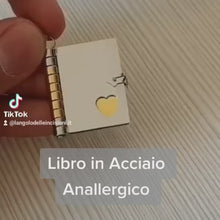 Téléchargez et démarrez la vidéo dans la visionneuse de la galerie, Libro in Acciaio Anallergico Incisione Gratuita
