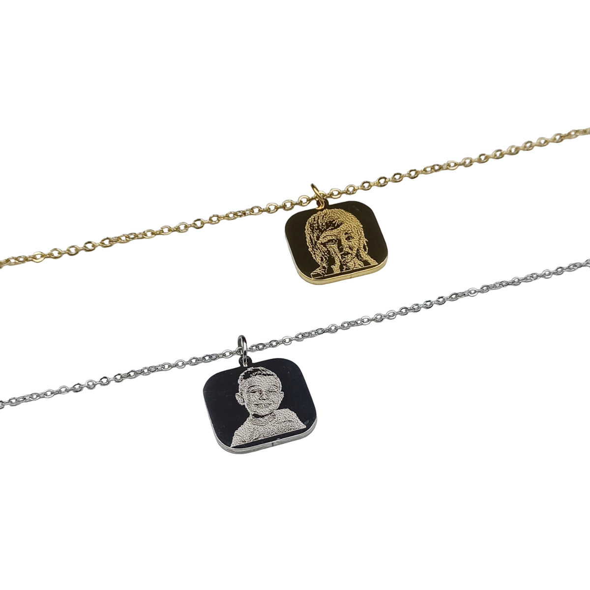 Collana Acciaio con Fotoincisione pendente quadrato - L'Angolo Delle Incisioni Collana Acciaio con Fotoincisione pendente quadrato - L'Angolo Delle Incisioni